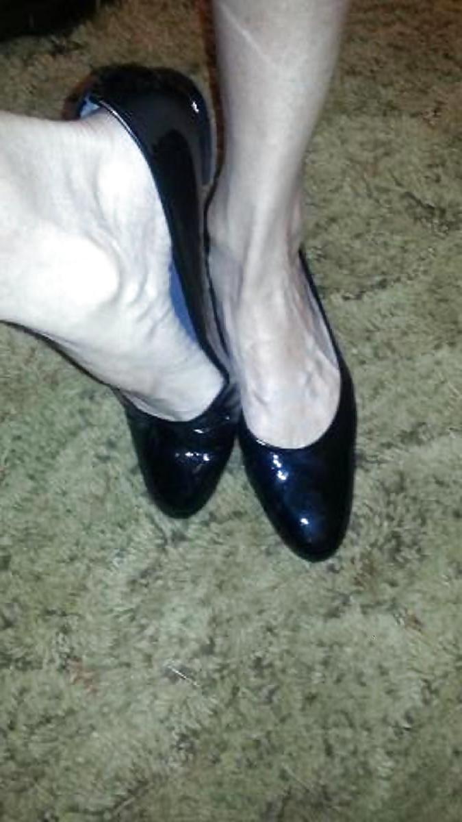 25P MATURE FEET AND SHOES