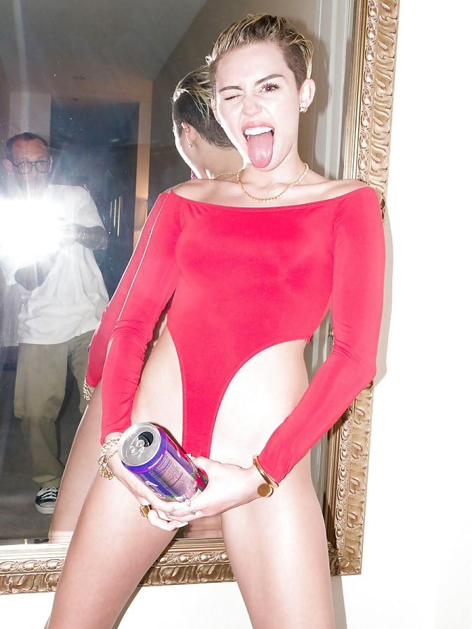 12P Miley cyrus topless !!!