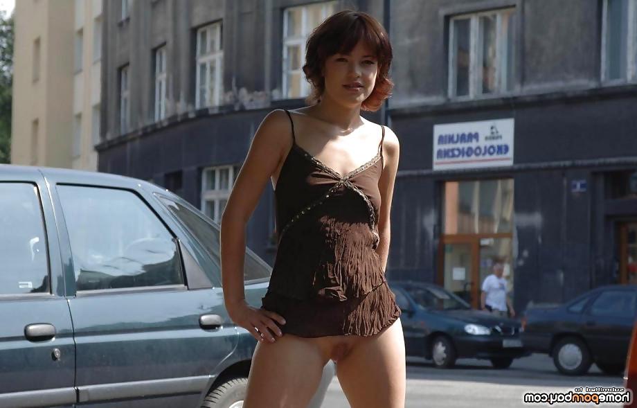 18P Pussy flashing in public