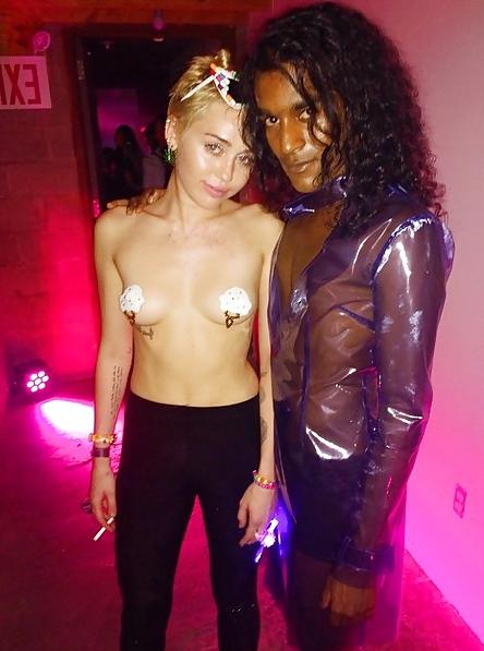 10P Miley Cyrus oben ohne in der Öffentlichkeit #2