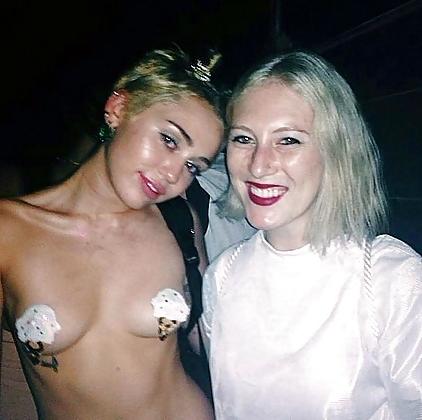 10P Miley Cyrus oben ohne in der Öffentlichkeit #2