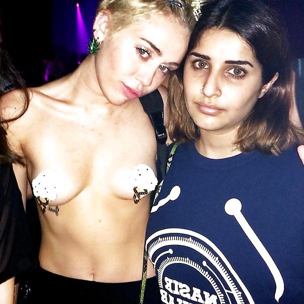 10P Miley Cyrus oben ohne in der Öffentlichkeit #2