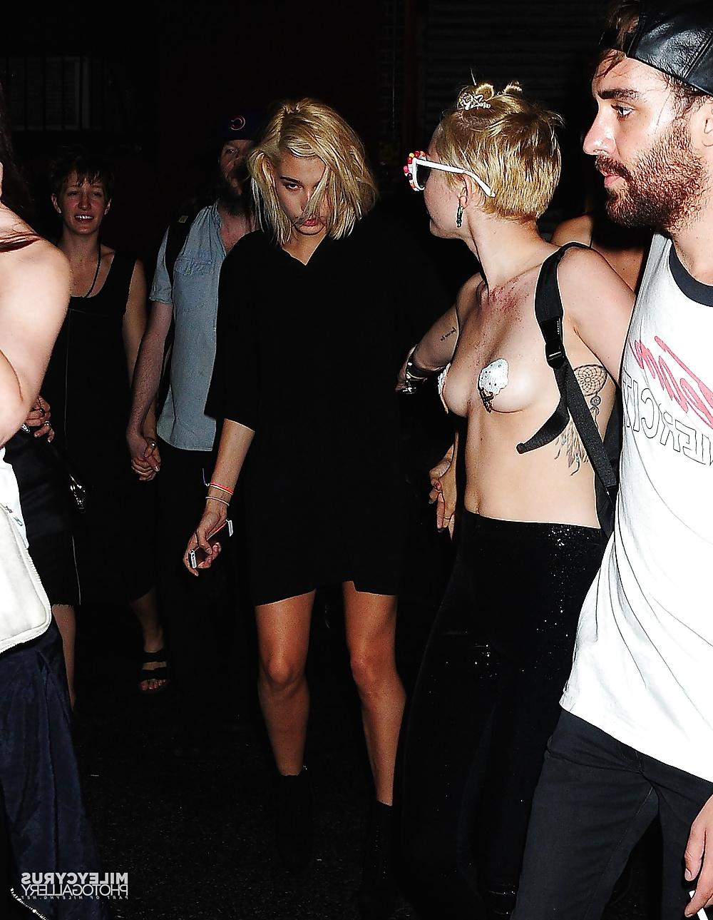 10P Miley Cyrus oben ohne in der Öffentlichkeit #2