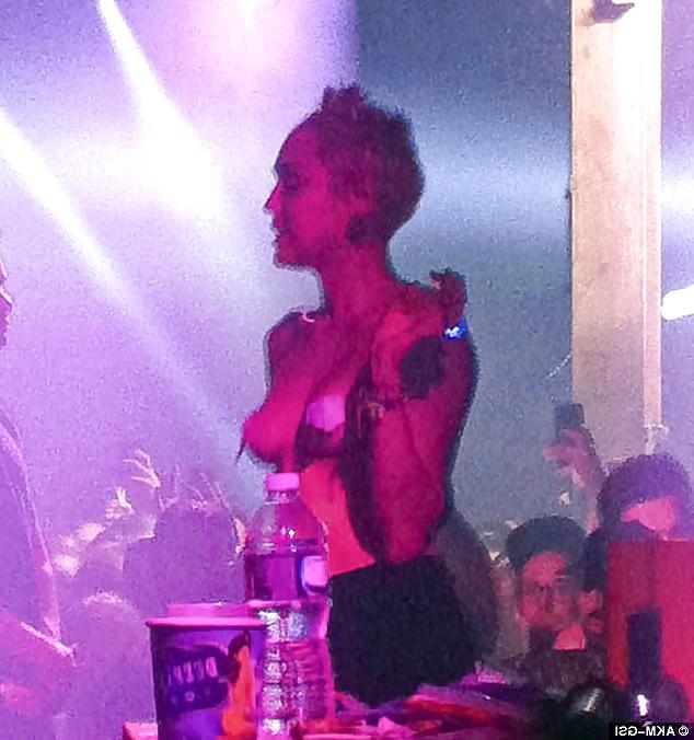 10P Miley Cyrus oben ohne in der Öffentlichkeit #2