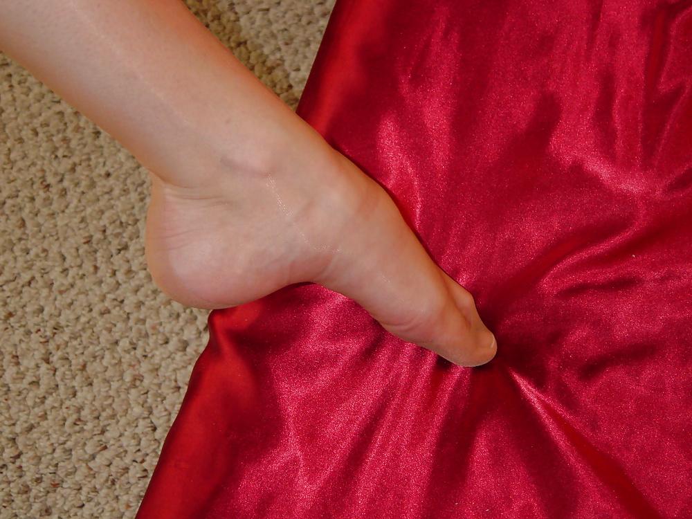 14P Girlfriends sexy nylon feet