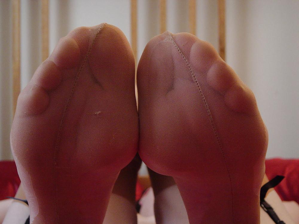 14P Girlfriends sexy nylon feet