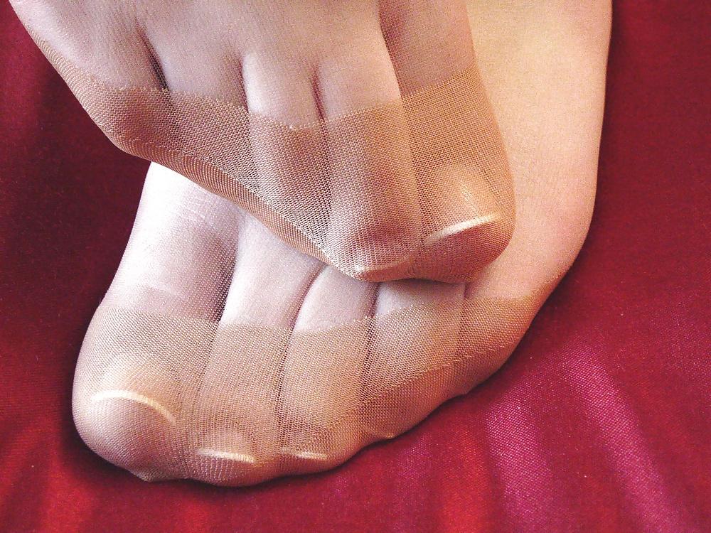 14P Girlfriends sexy nylon feet