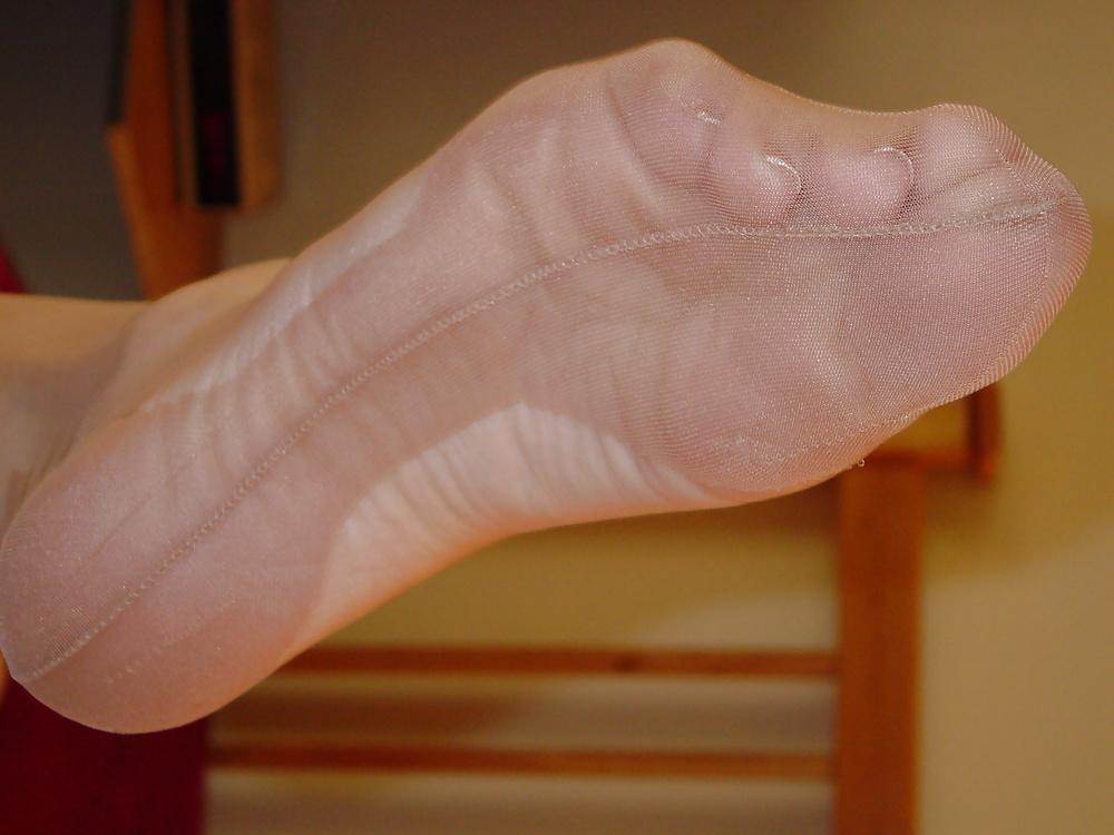 14P Girlfriends sexy nylon feet