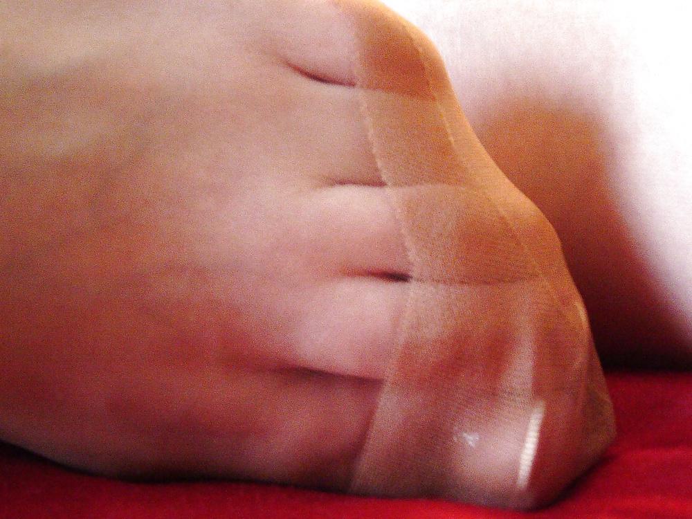 14P Girlfriends sexy nylon feet