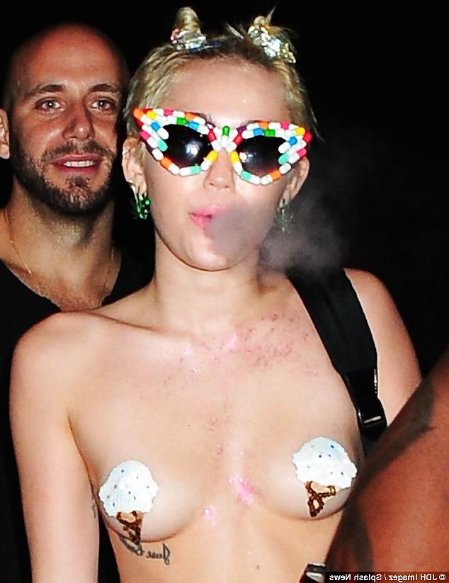 7P Miley Cyrus topless in public