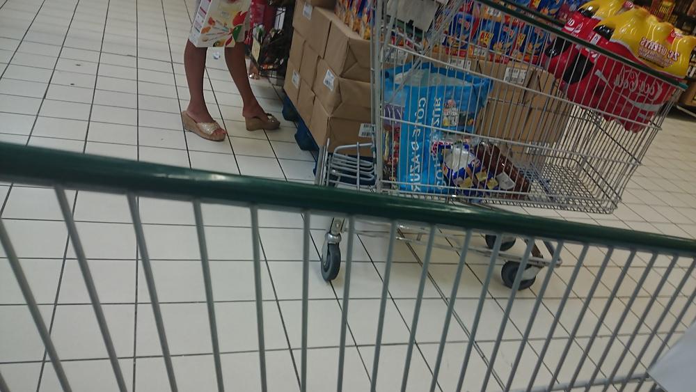 25P Candid heels feet and legs in supermarket