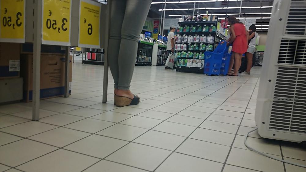 25P Candid heels feet and legs in supermarket