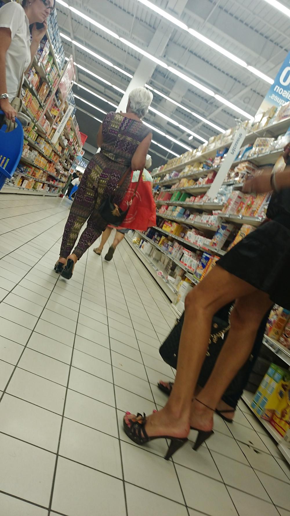 25P Candid heels feet and legs in supermarket