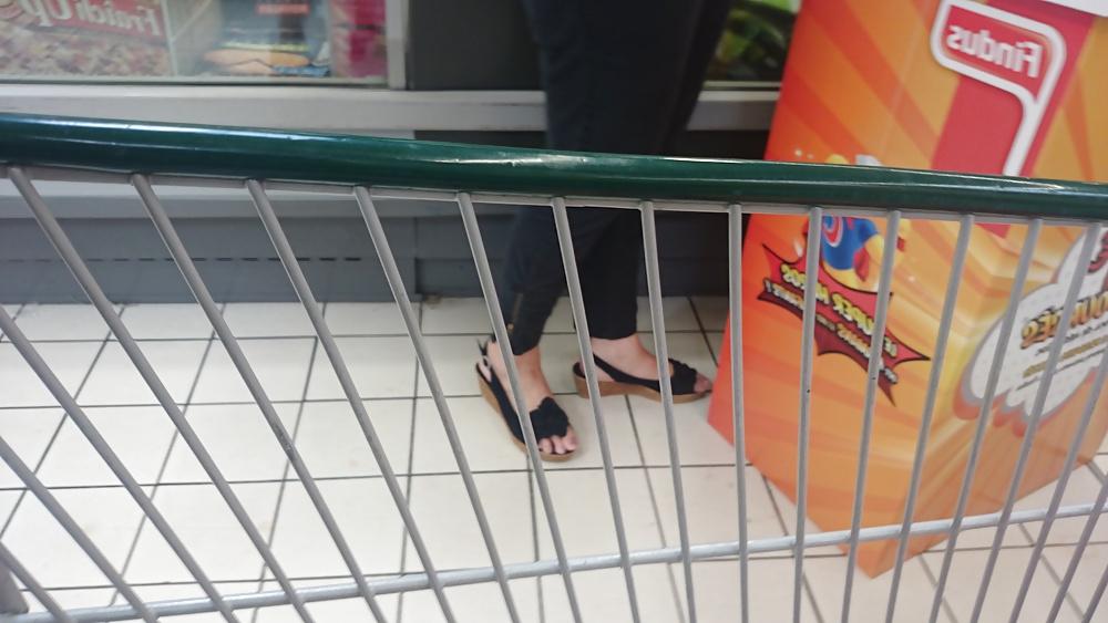 25P Candid heels feet and legs in supermarket