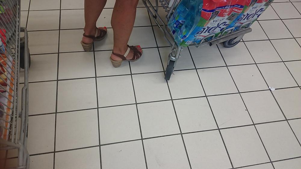 25P Candid heels feet and legs in supermarket