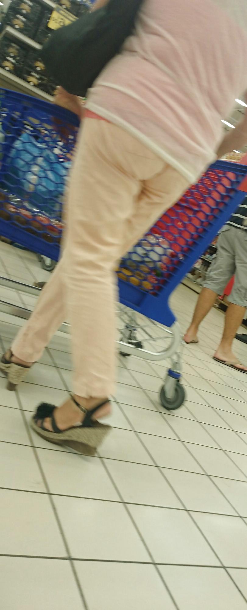 25P Candid heels feet and legs in supermarket