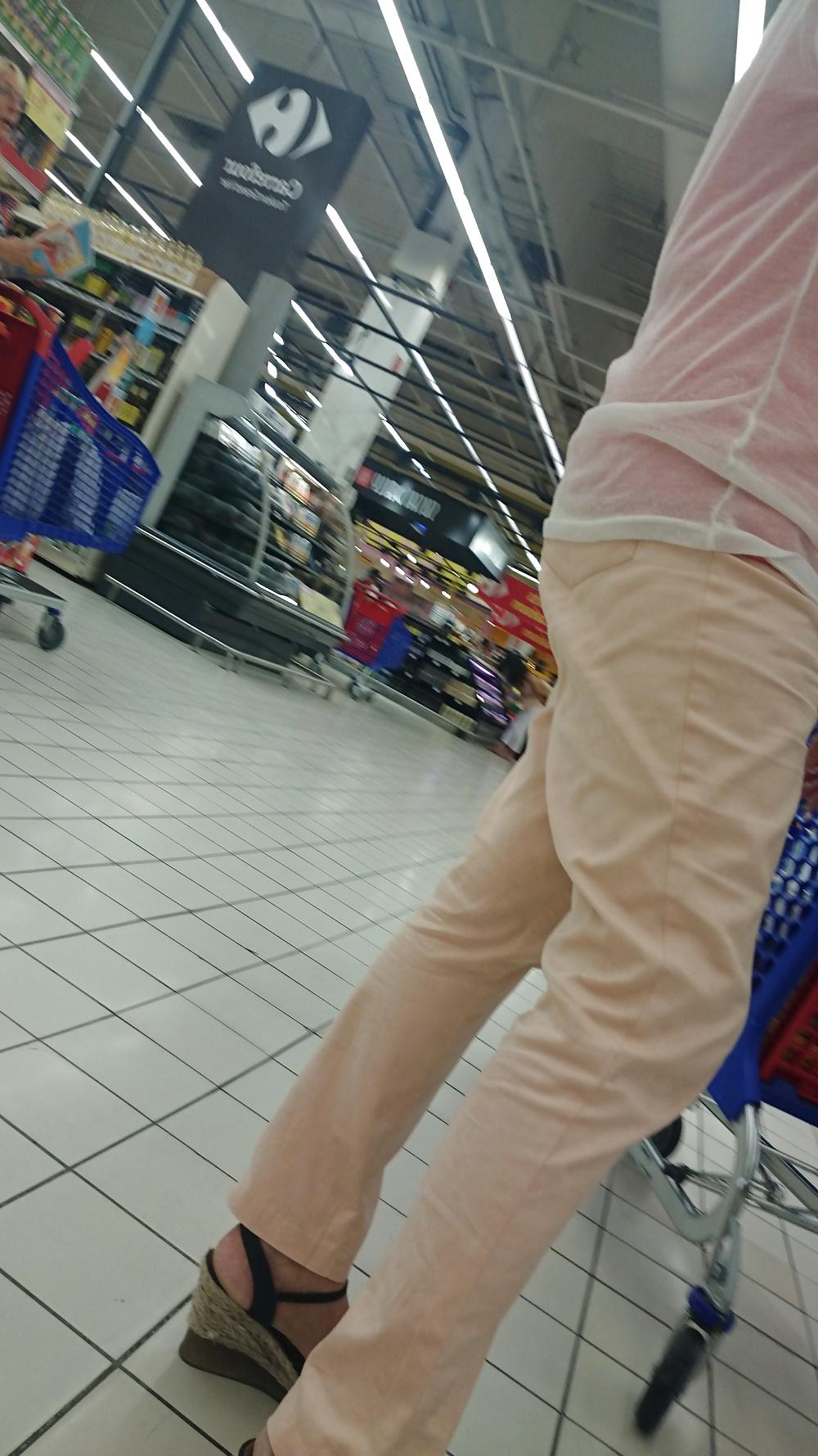 25P Candid heels feet and legs in supermarket