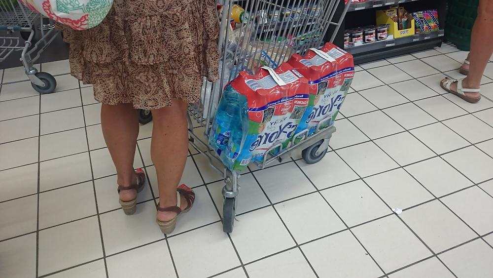 25P Candid heels feet and legs in supermarket