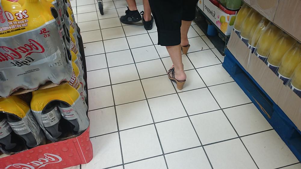 25P Candid heels feet and legs in supermarket