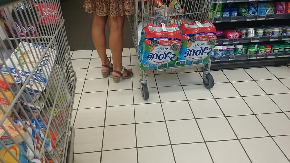 25P Candid heels feet and legs in supermarket