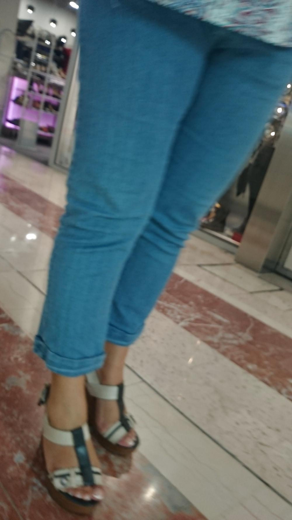 25P Candid heels feet and legs in supermarket