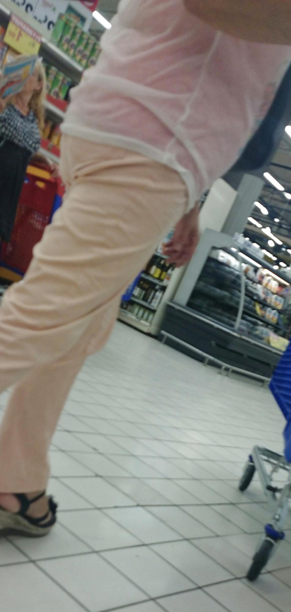 25P Candid heels feet and legs in supermarket