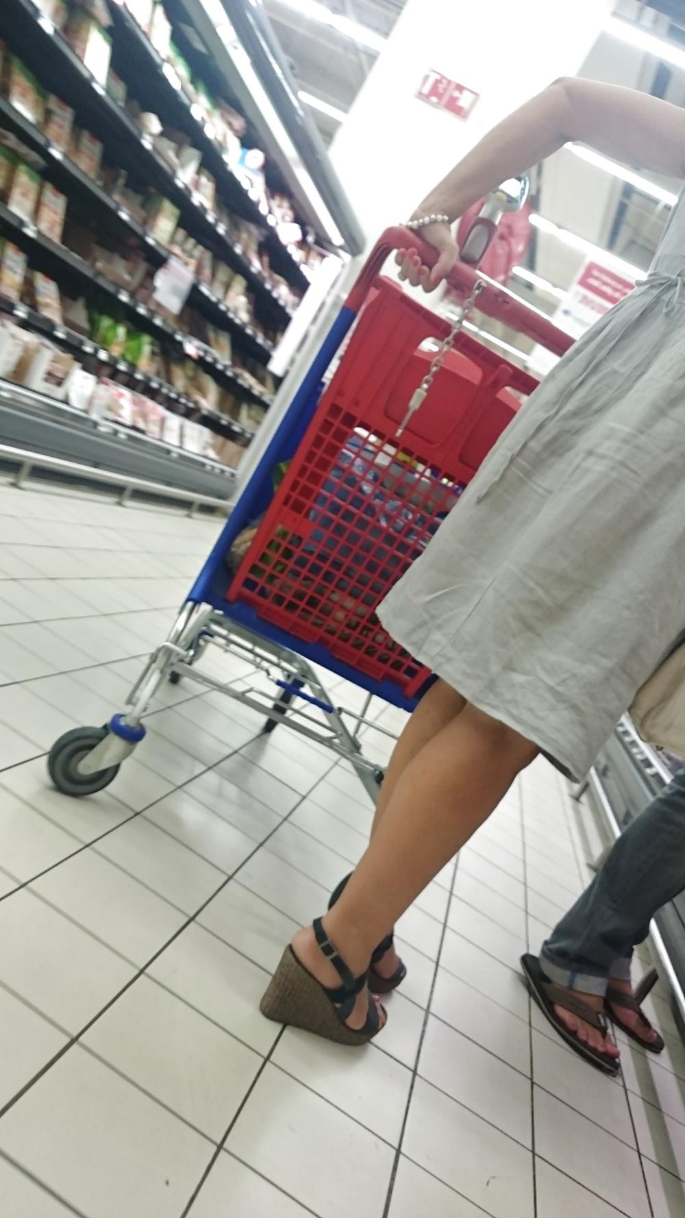25P Candid heels feet and legs in supermarket