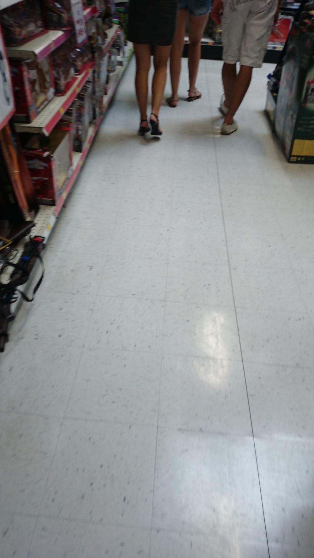 25P Candid heels feet and legs in supermarket