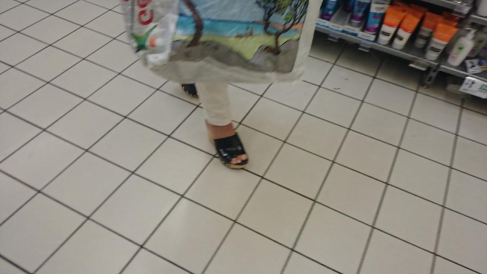 25P Candid heels feet and legs in supermarket
