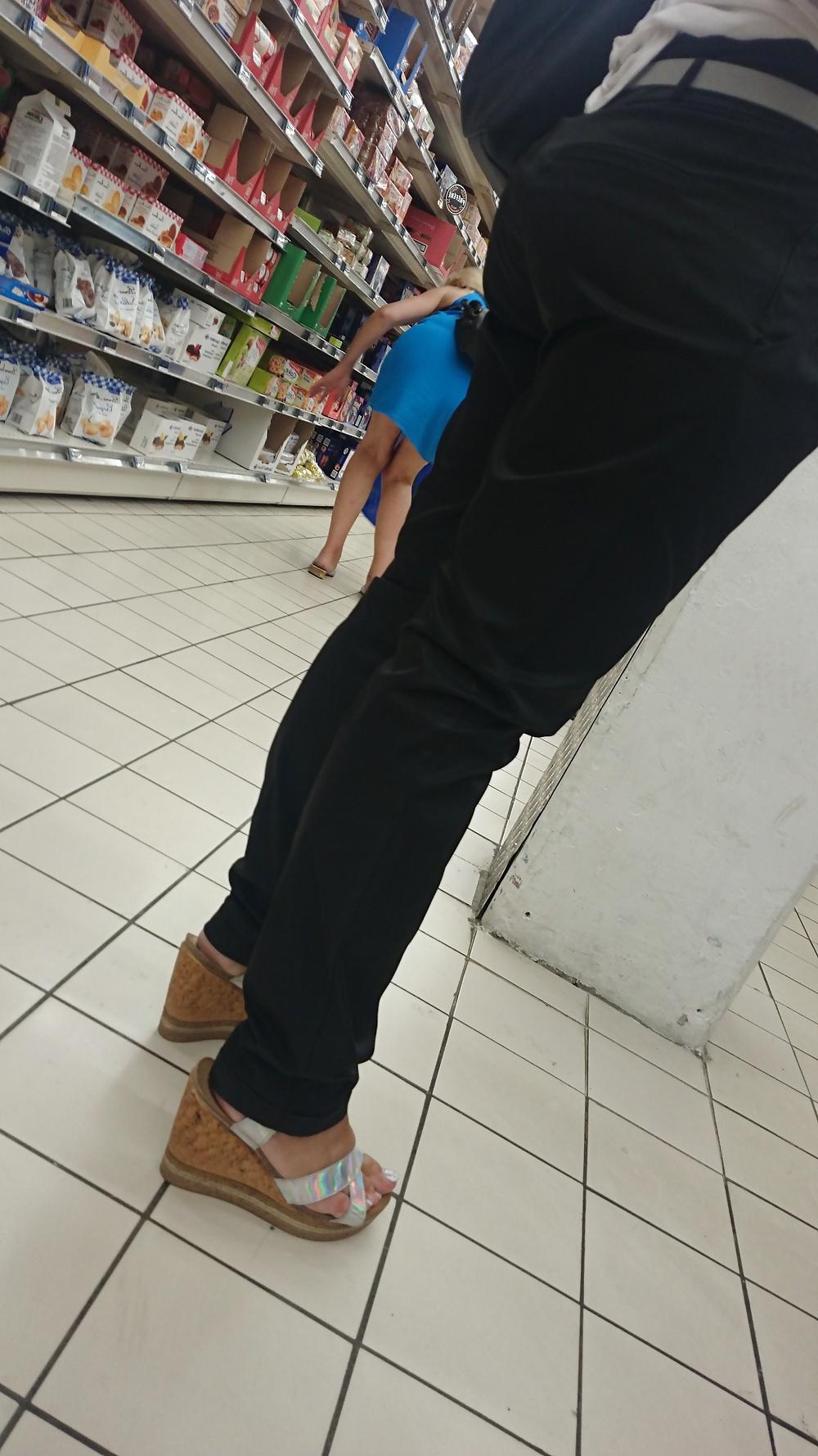 25P Candid heels feet and legs in supermarket
