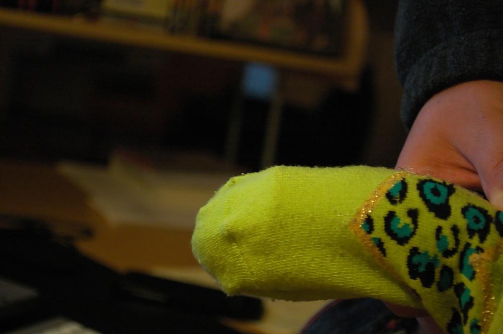 12P Play with socks and flip-flops from daughter