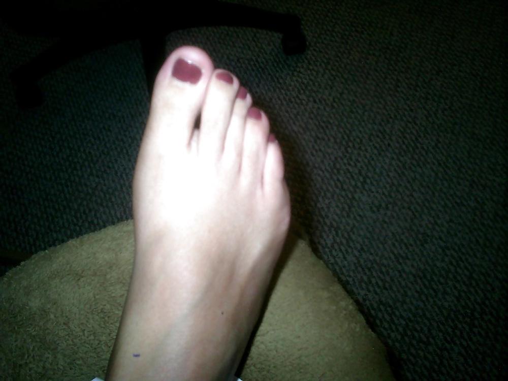 18P Sexy Cyber-Babe Lisa and Her Sexy Feet and Suckable Toes!