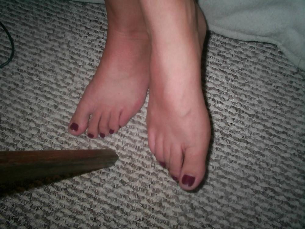 18P Sexy Cyber-Babe Lisa and Her Sexy Feet and Suckable Toes!
