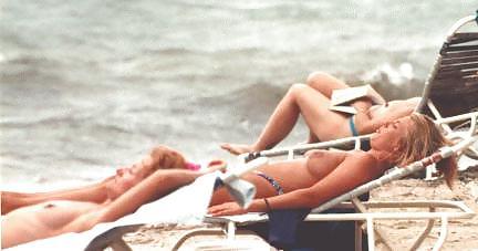 25P Topless Girls!