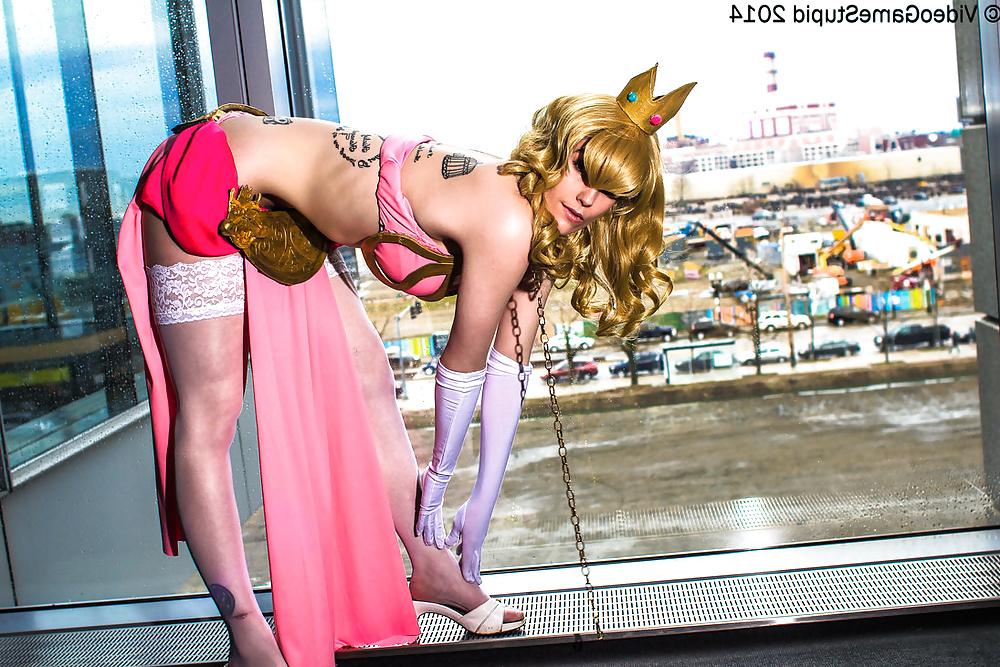 25P Cosplay Princess Peach (Nintendo) AKA Princess Bitch