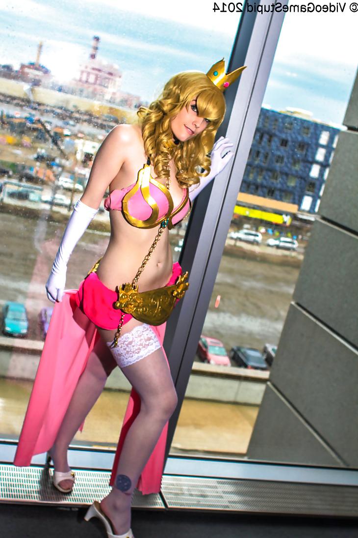 25P Cosplay Princess Peach (Nintendo) AKA Princess Bitch