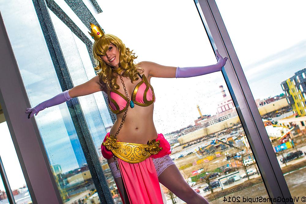25P Cosplay Princess Peach (Nintendo) AKA Princess Bitch