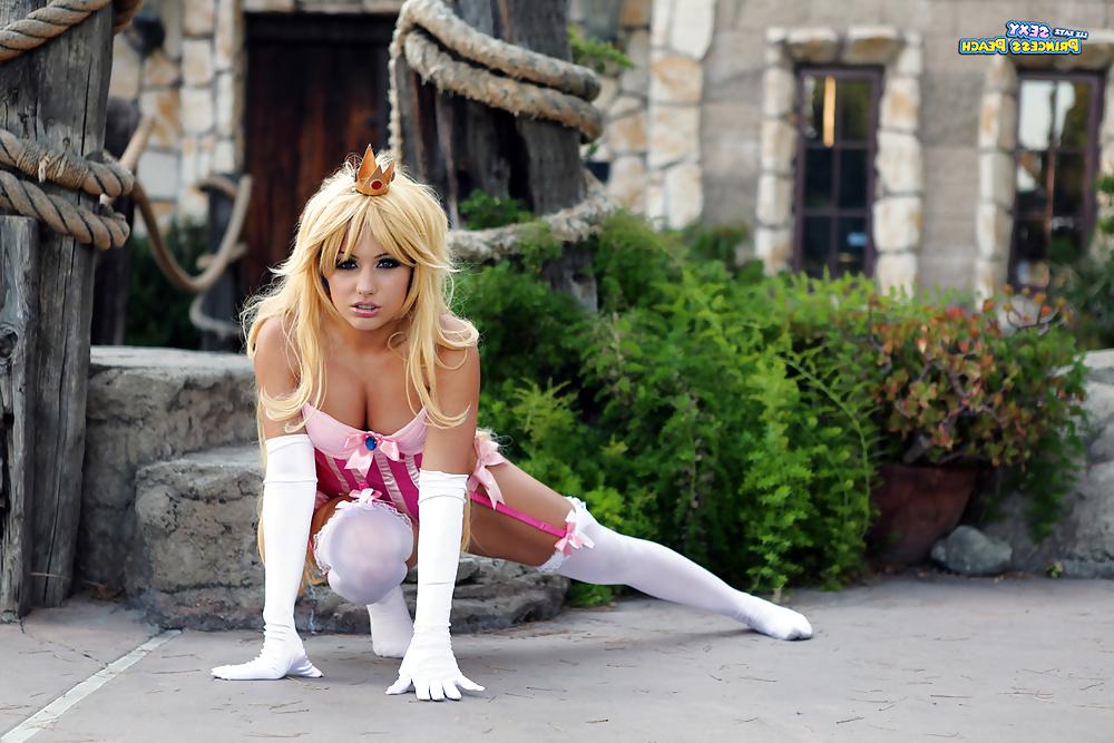 25P Cosplay Princess Peach (Nintendo) AKA Princess Bitch