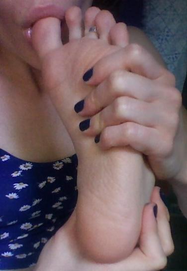 25P Self Feet Licking