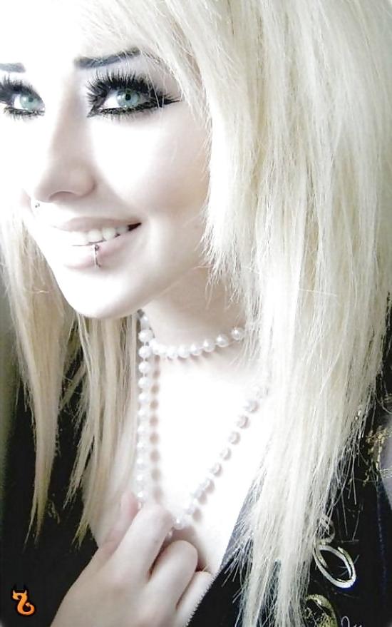 4P Sexy Bitch 20 Years old Girl from London