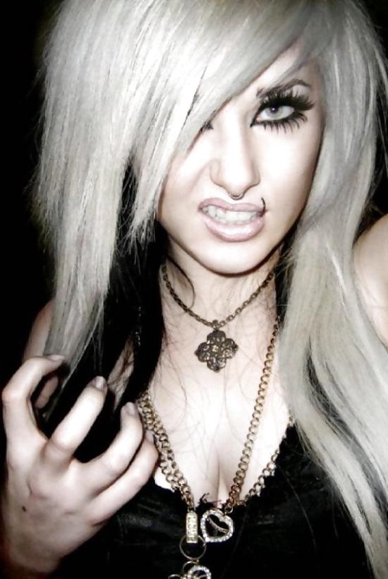 4P Sexy Bitch 20 Years old Girl from London