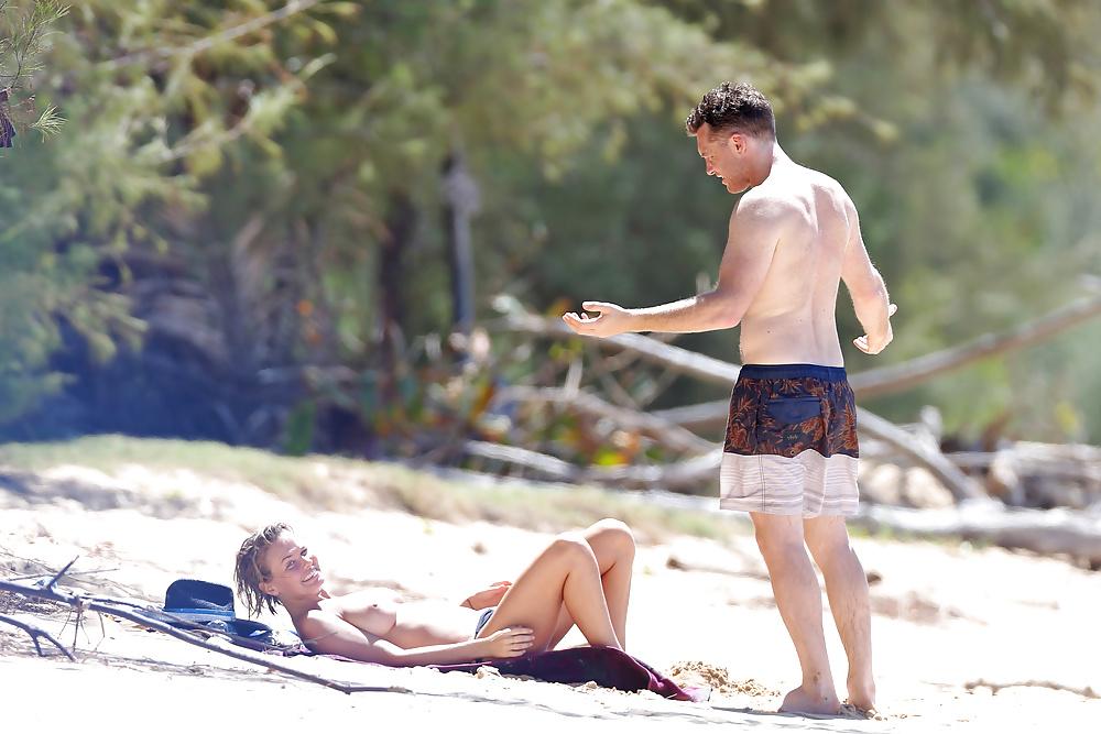 23P Lara Bingle topless (Uncensored)