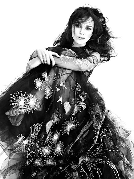 4P Keira Knightley Poses Topless