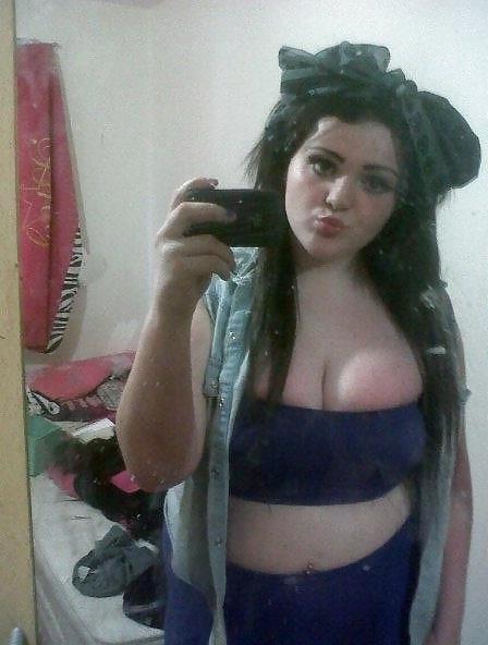 25P Fat boobed chav miss piggy