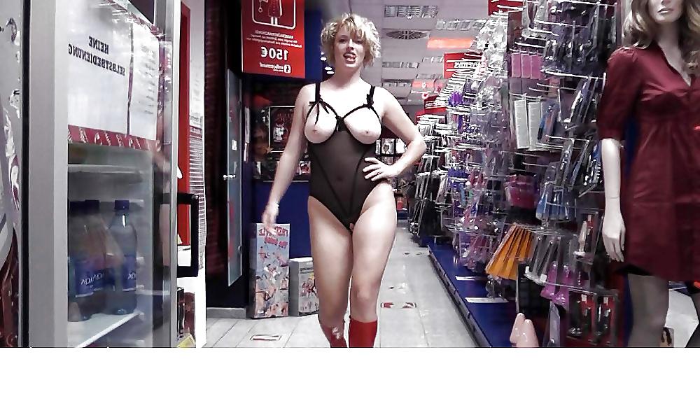 25P Women Nude in Public