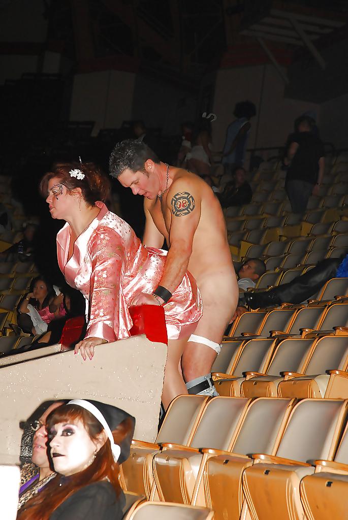25P Women Nude in Public