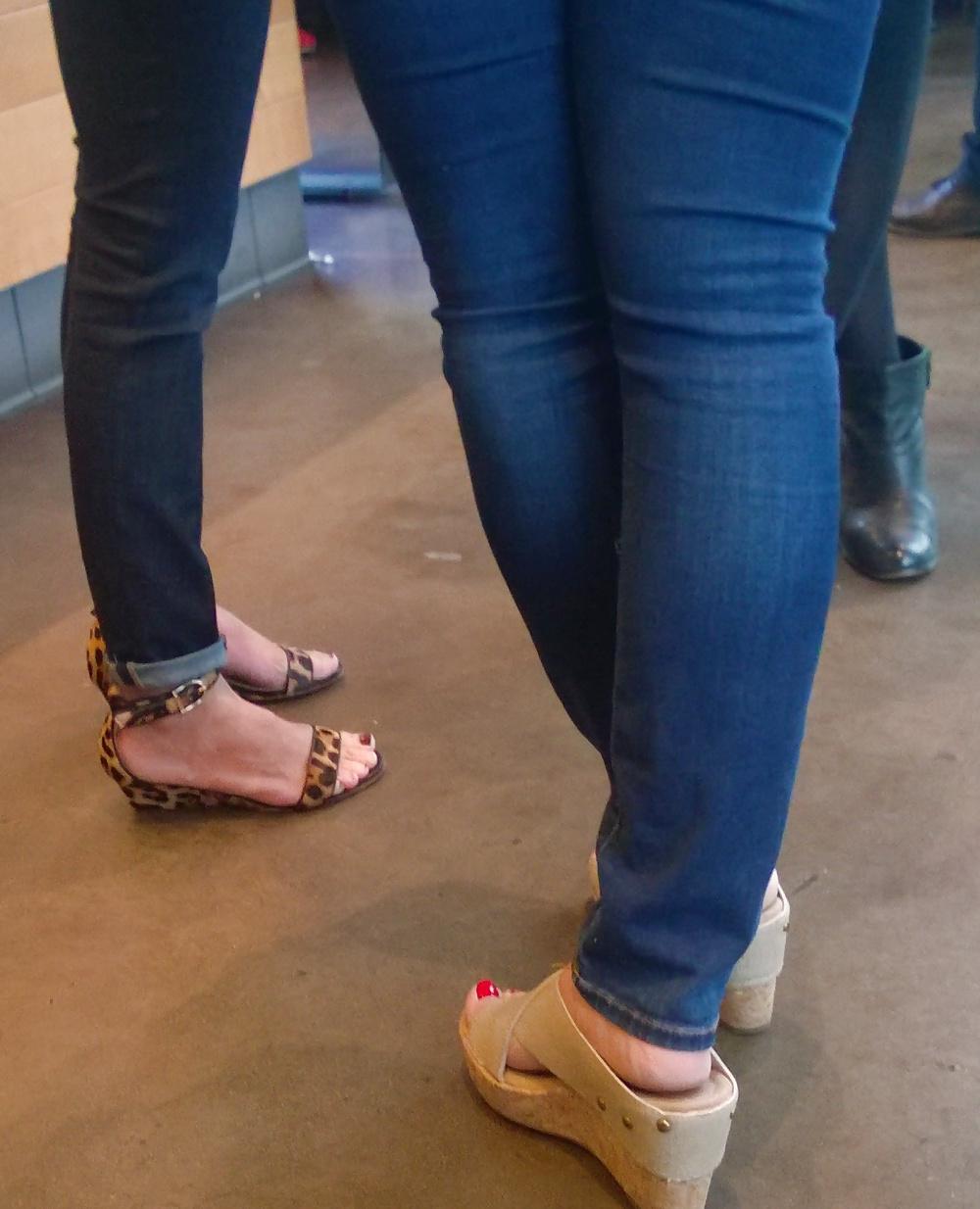 8P Milfs with nice asses and beautiful feet wearing tight jeans
