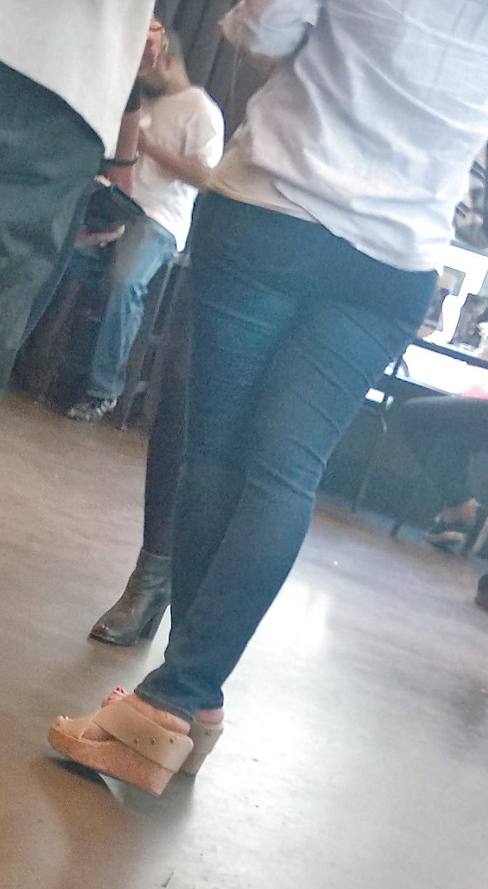 8P Milfs with nice asses and beautiful feet wearing tight jeans