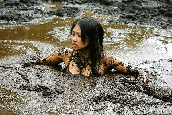 25P Mud girls in quicksand