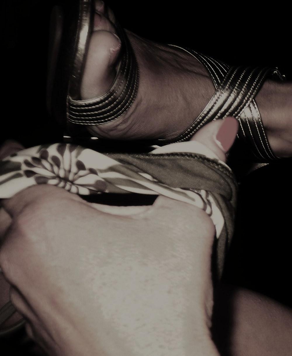 10P Husband loves his wife's sexy feet